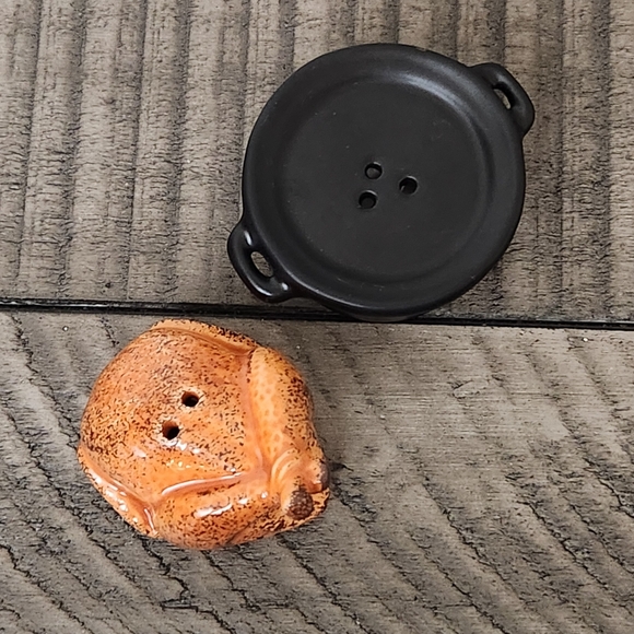 New Cracker Barrel Thanksgiving Cooked TURKEY in Pot Pan Salt Pepper Shaker - Picture 3 of 4